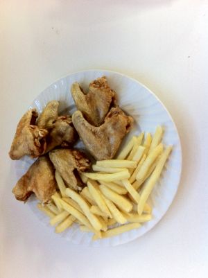 Pouletflügeli mit Pommes